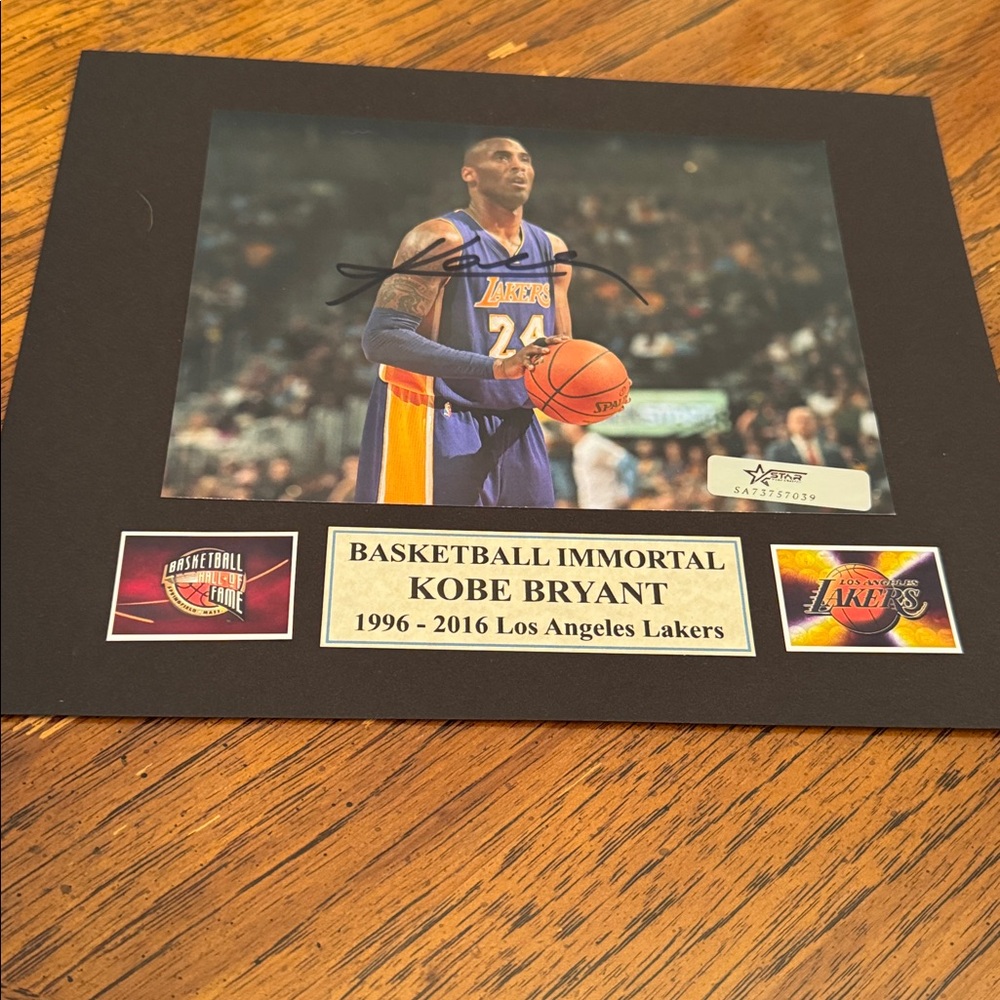 - Kobe Bryant Los Angeles Lakers signed photo